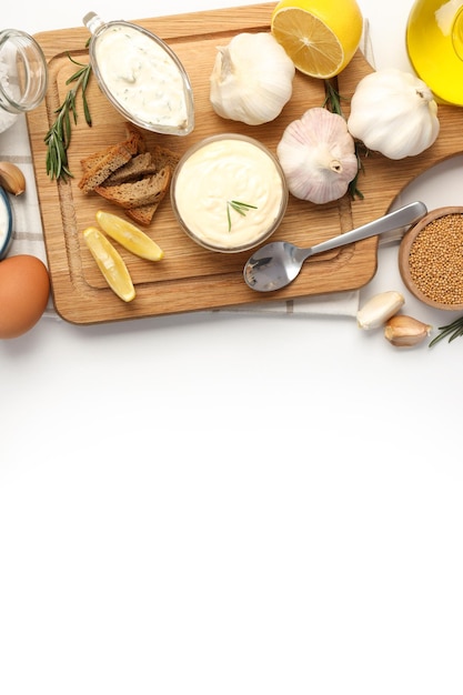 Mesa con ingredientes y platos caseros